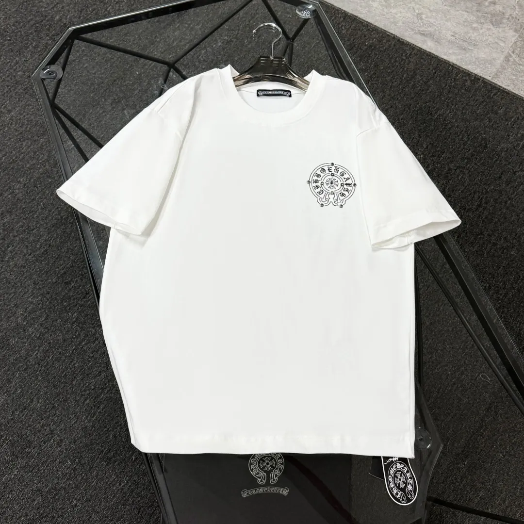 P190 Chrome Hearts 25 high-end versions. The fabric is made of 300 grams of high-density pure cotton. It does not deform or shrink. It has three labels. It is the same style for men and women. Technology: imported hot diamond. Color: white, black, dark green. SIZE: S-XL